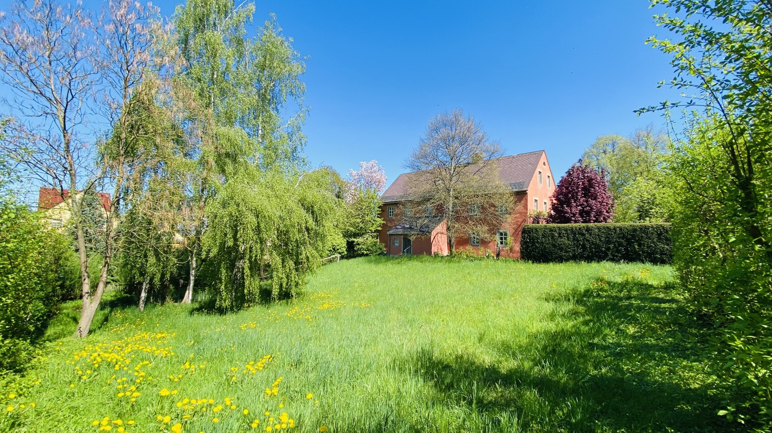 Haus mit Wiese