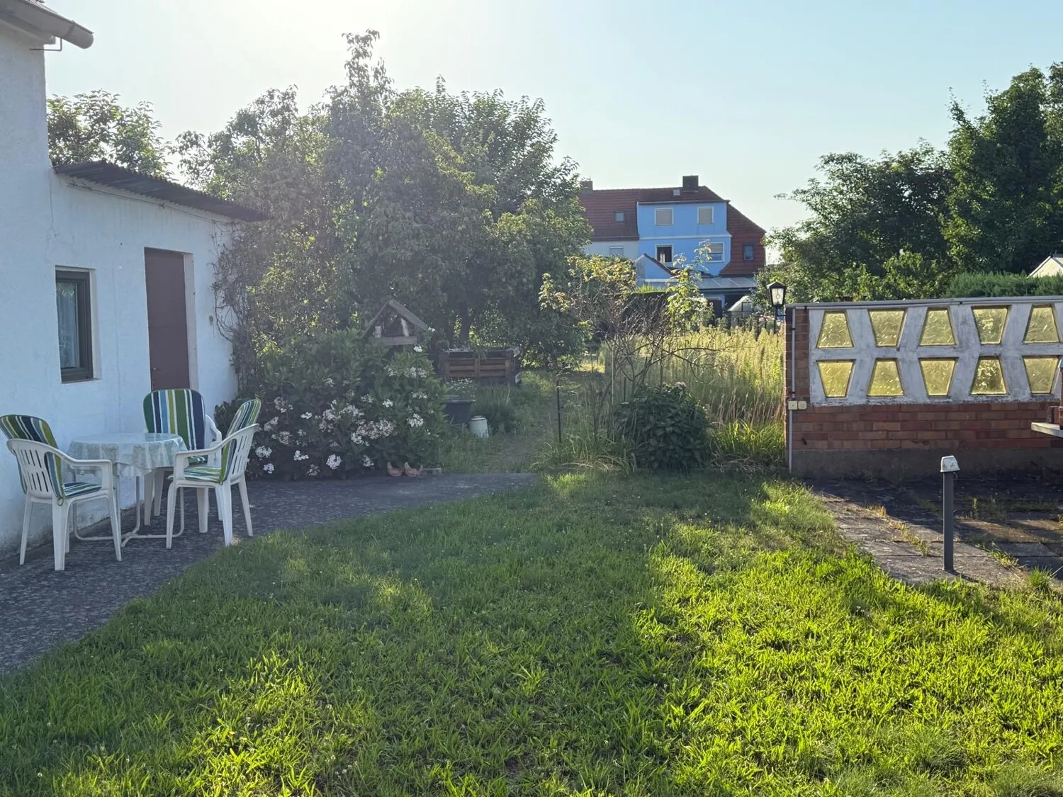 Charmante Doppelhaushäfte mit großem Garten