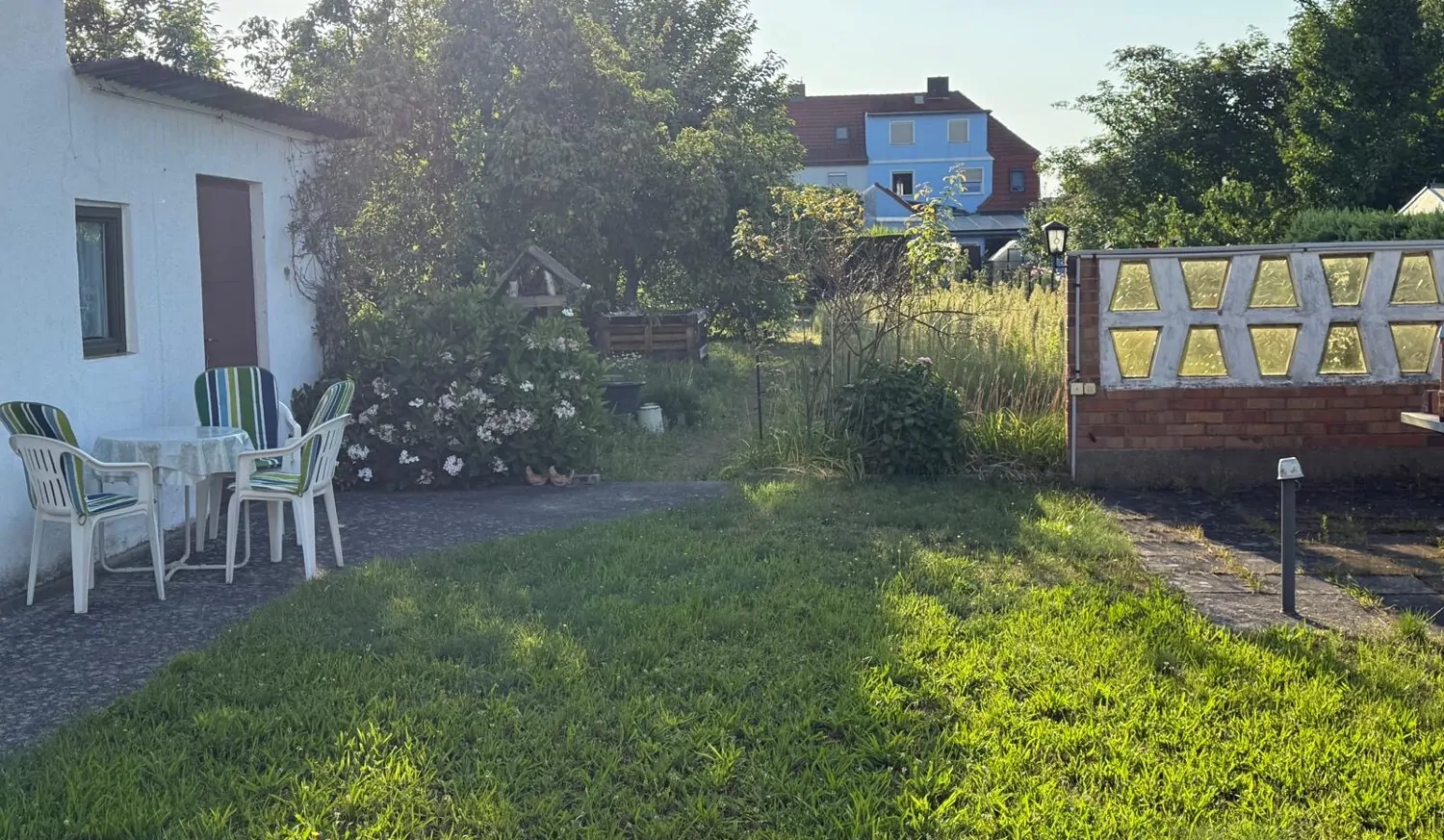 Charmante Doppelhaushäfte mit großem Garten
