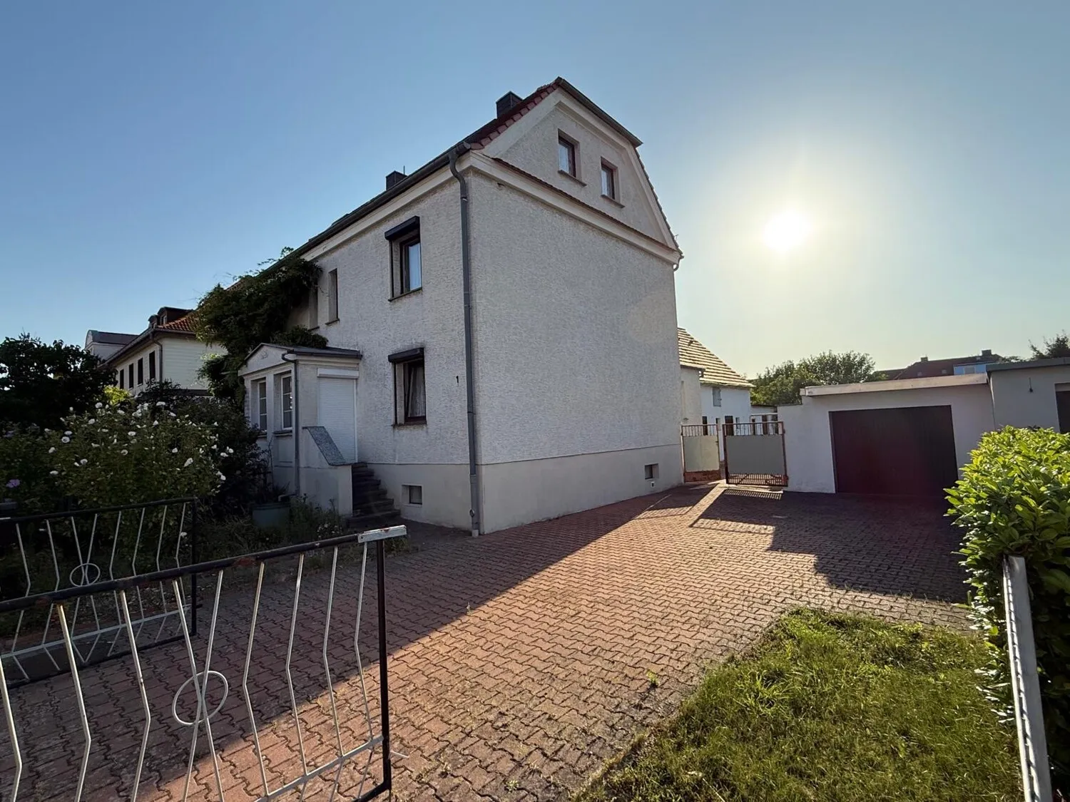 Charmante Doppelhaushäfte mit großem Garten