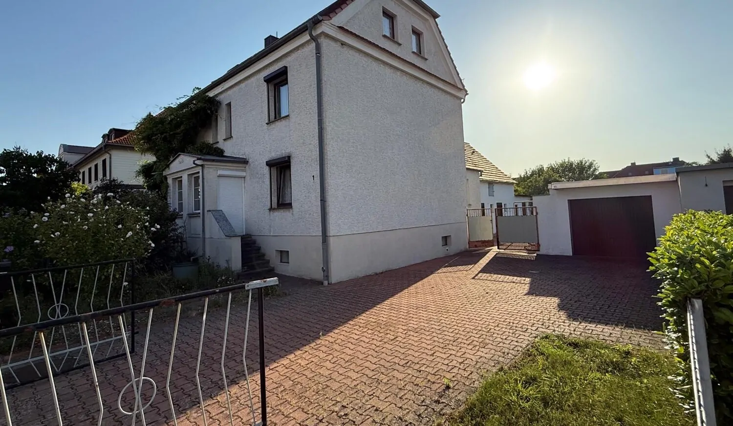 Charmante Doppelhaushäfte mit großem Garten