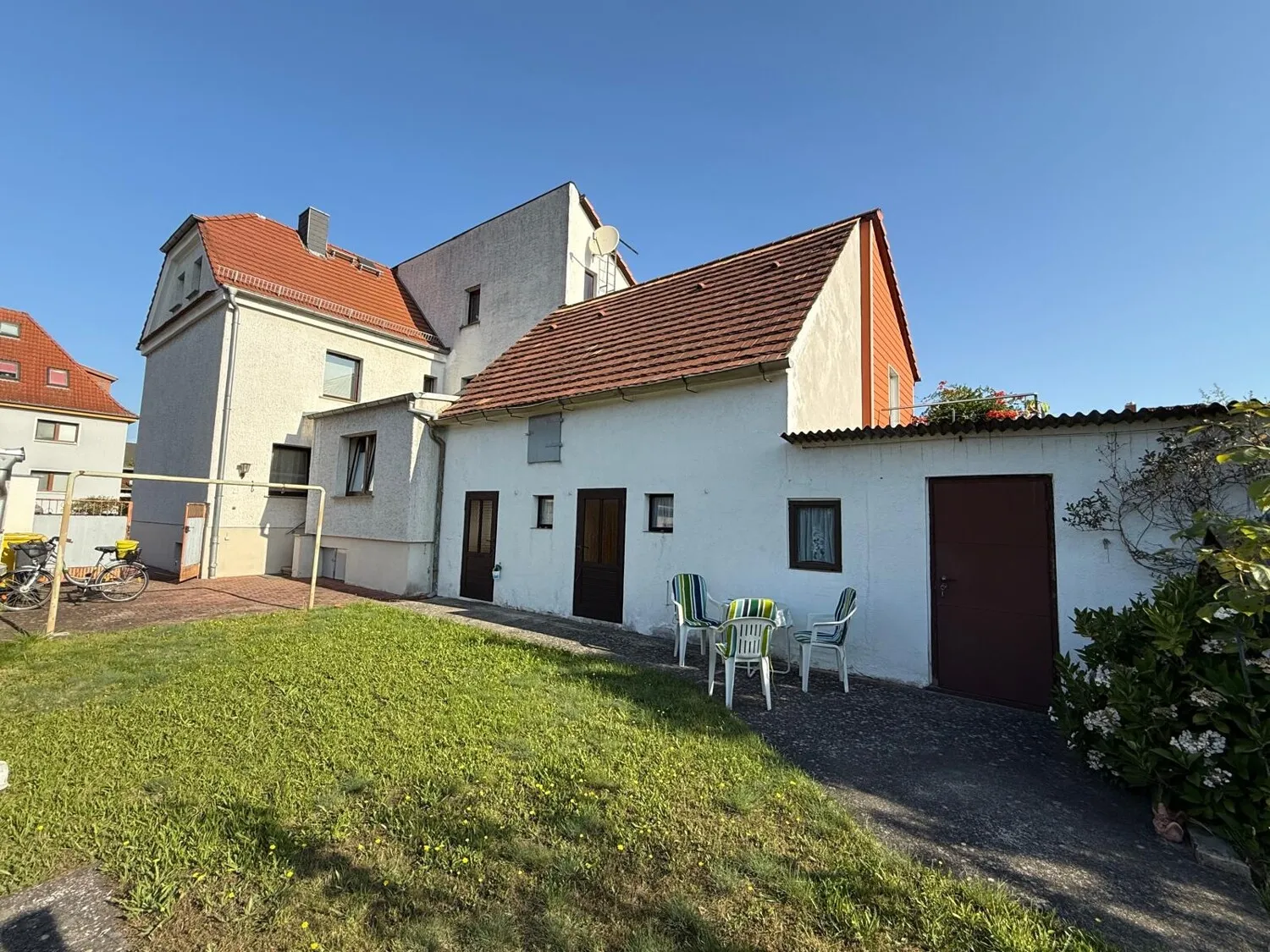 Charmante Doppelhaushäfte mit großem Garten