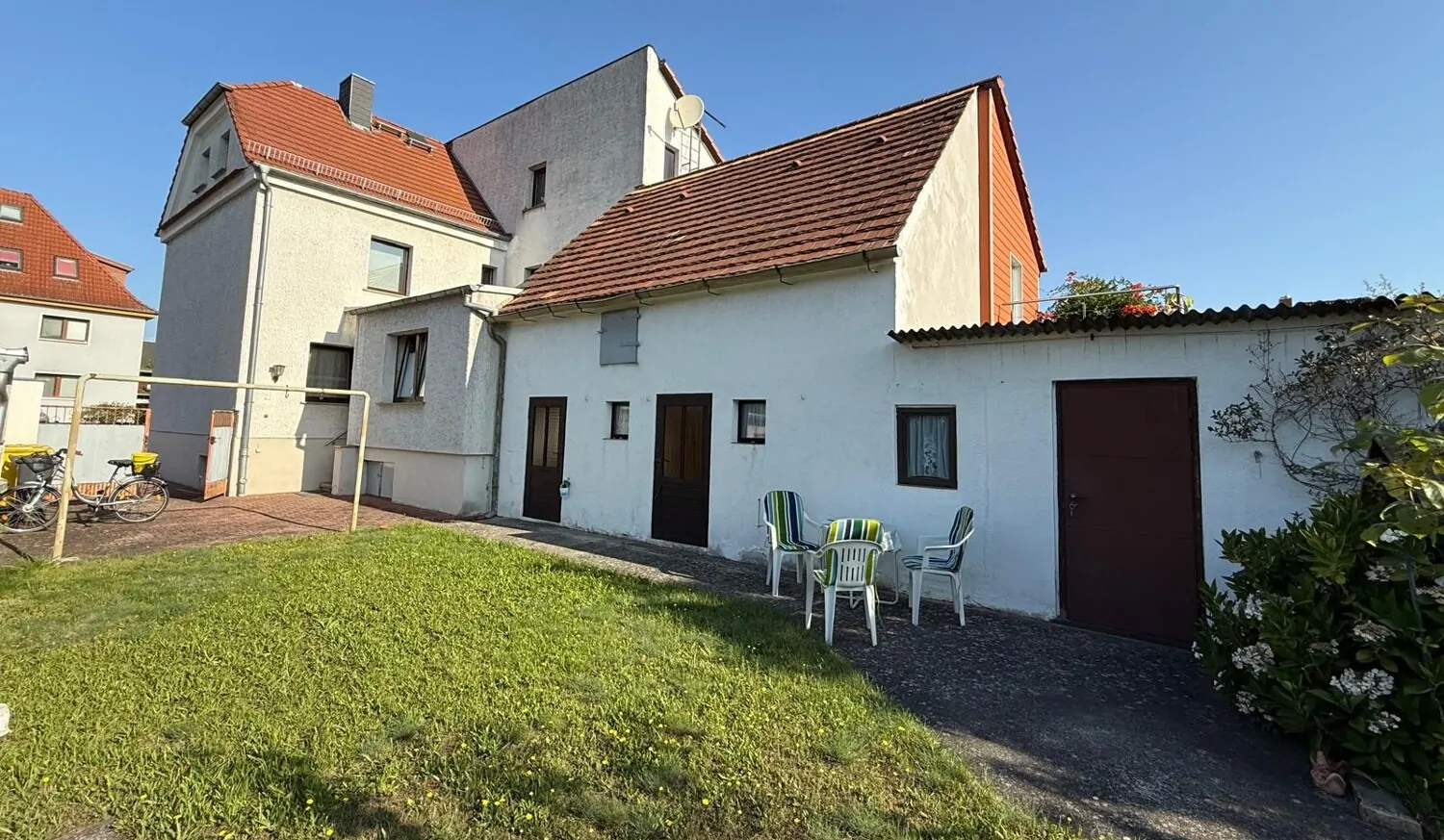 Charmante Doppelhaushäfte mit großem Garten