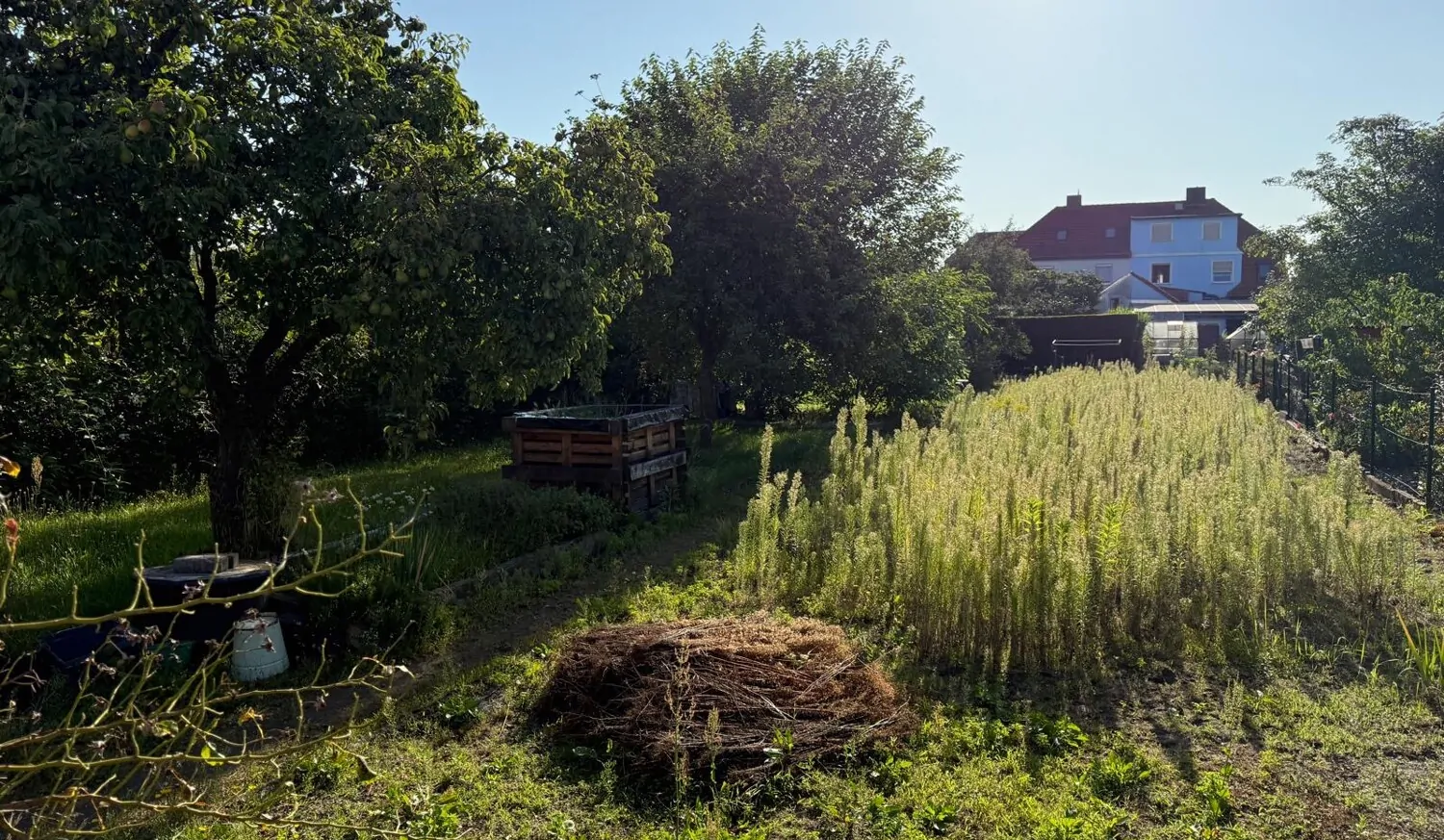 Charmante Doppelhaushäfte mit großem Garten