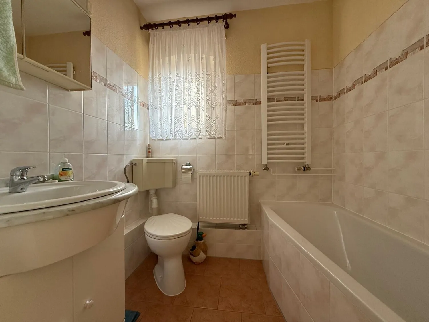 Charmante Doppelhaushäfte mit großem Garten