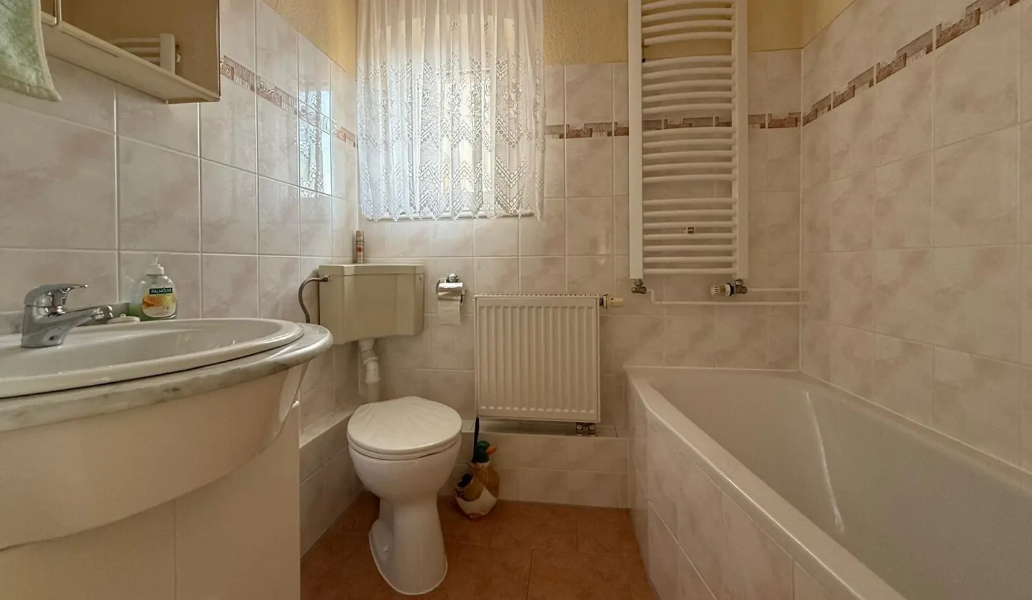 Charmante Doppelhaushäfte mit großem Garten