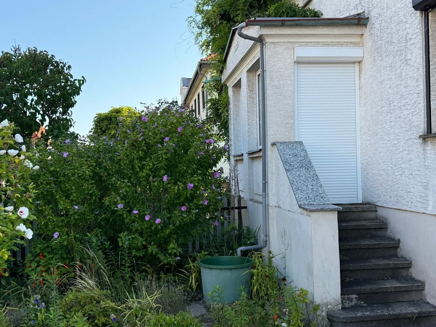 Charmante Doppelhaushäfte mit großem Garten