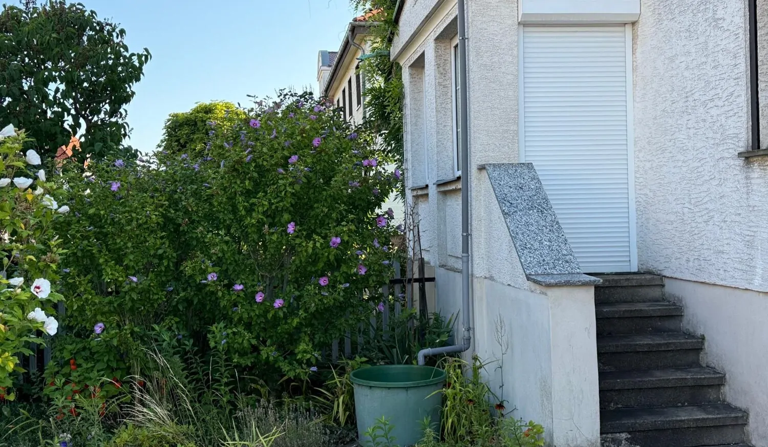 Charmante Doppelhaushäfte mit großem Garten