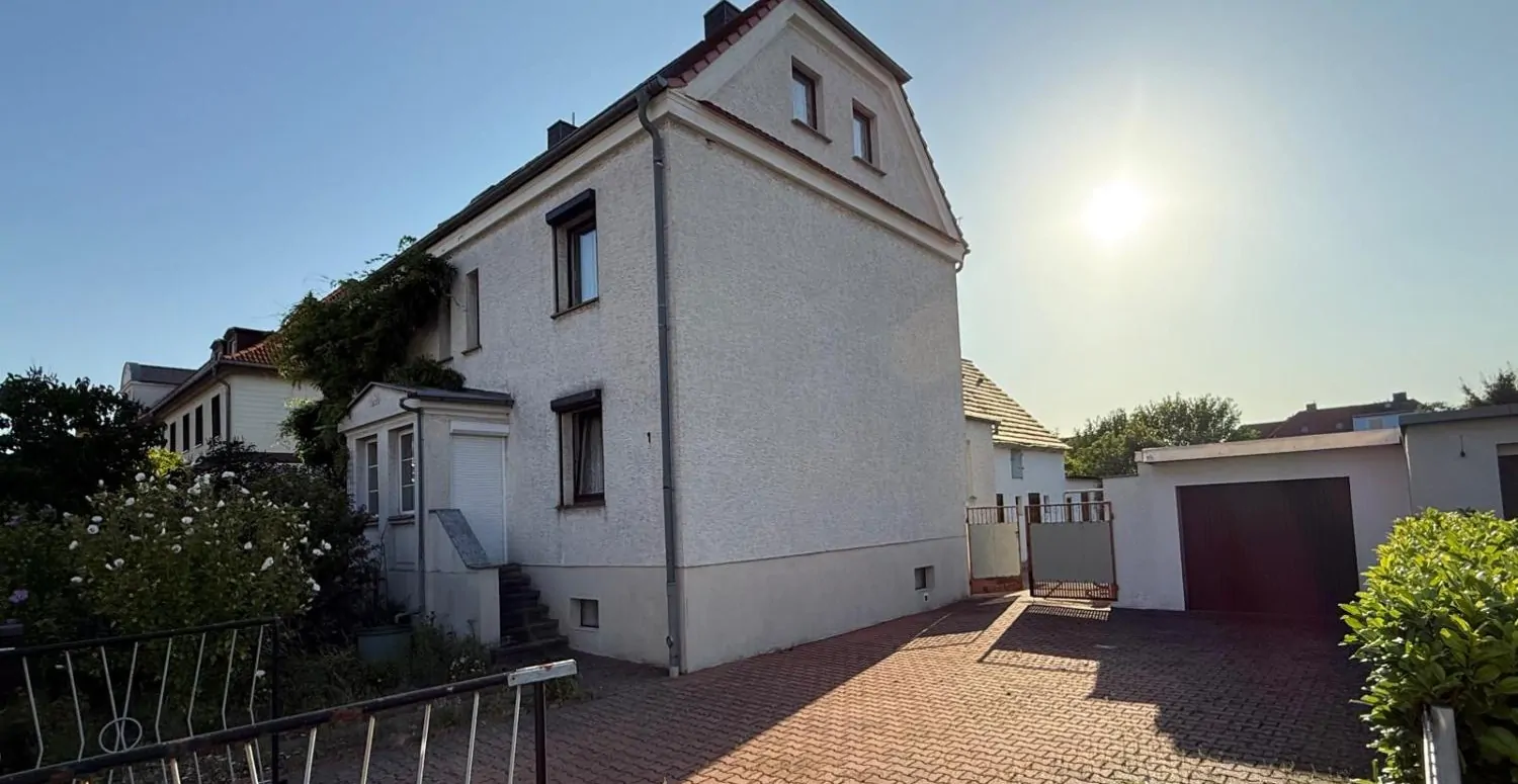 Charmante Doppelhaushäfte mit großem Garten