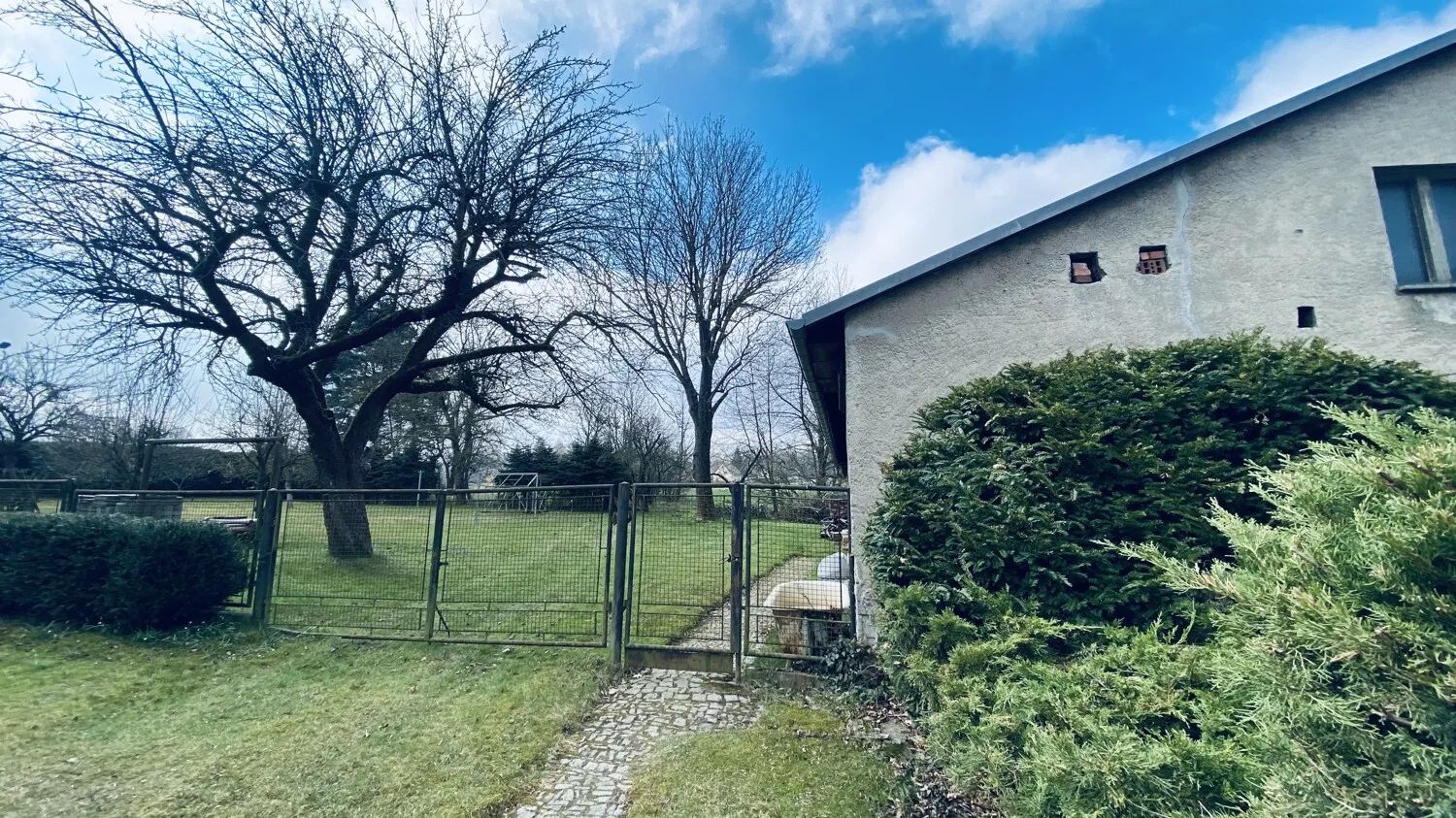 Maison bifamiliale avec un grand terrain
