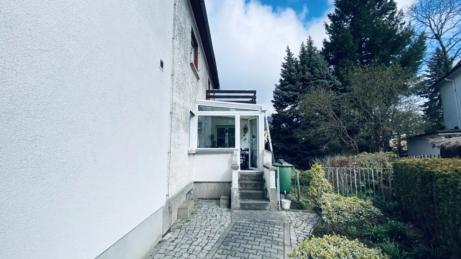 Maison bifamiliale avec un grand terrain