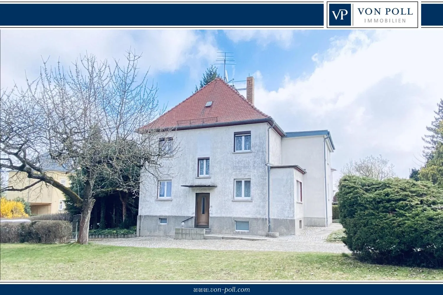 Maison bifamiliale avec un grand terrain