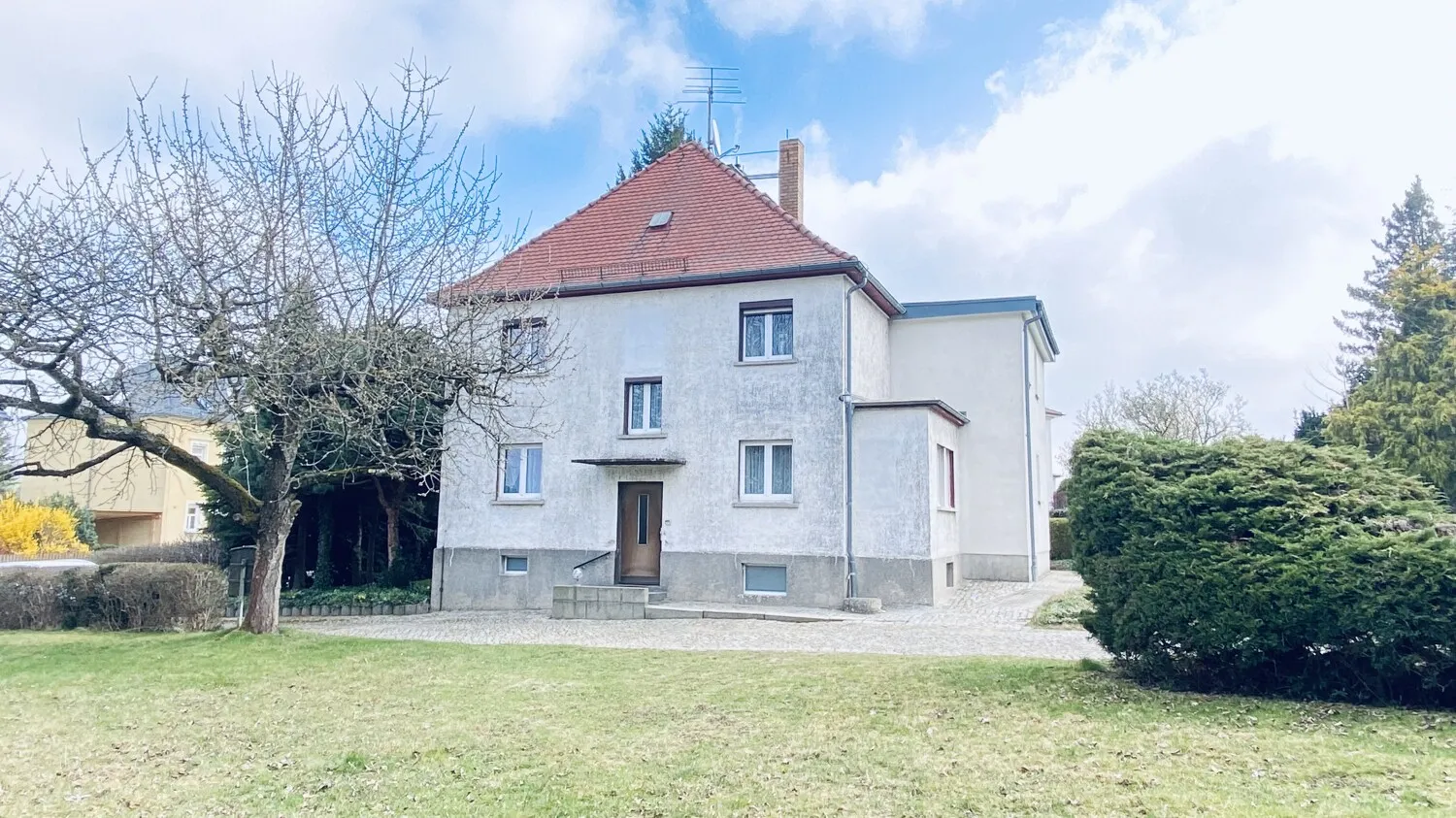 Maison bifamiliale avec un grand terrain