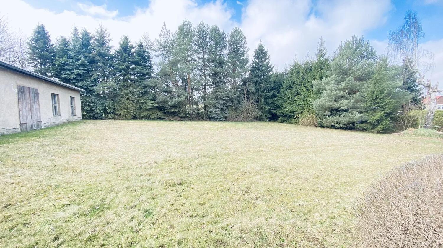 Maison bifamiliale avec un grand terrain