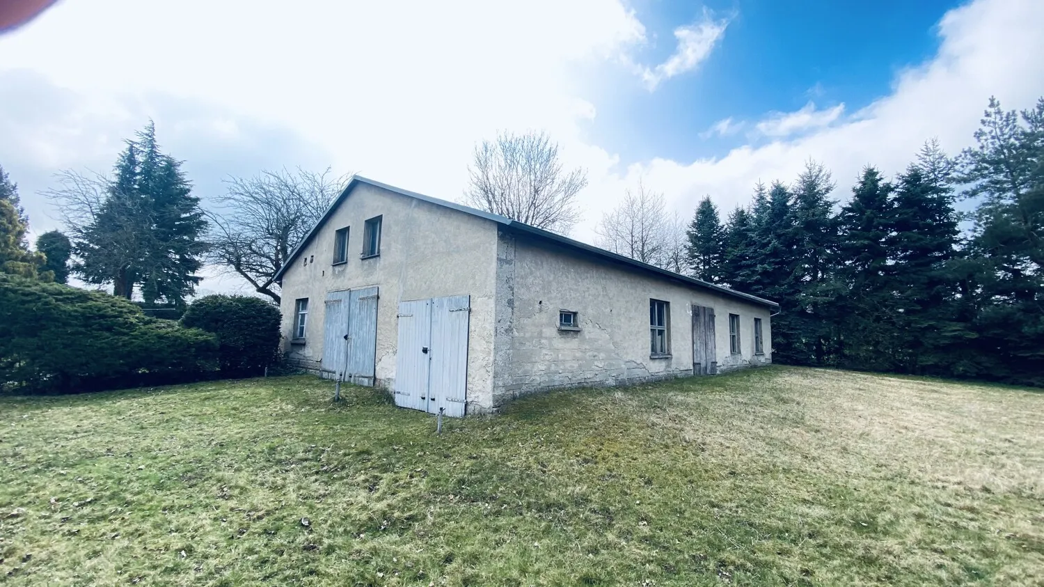 Maison bifamiliale avec un grand terrain
