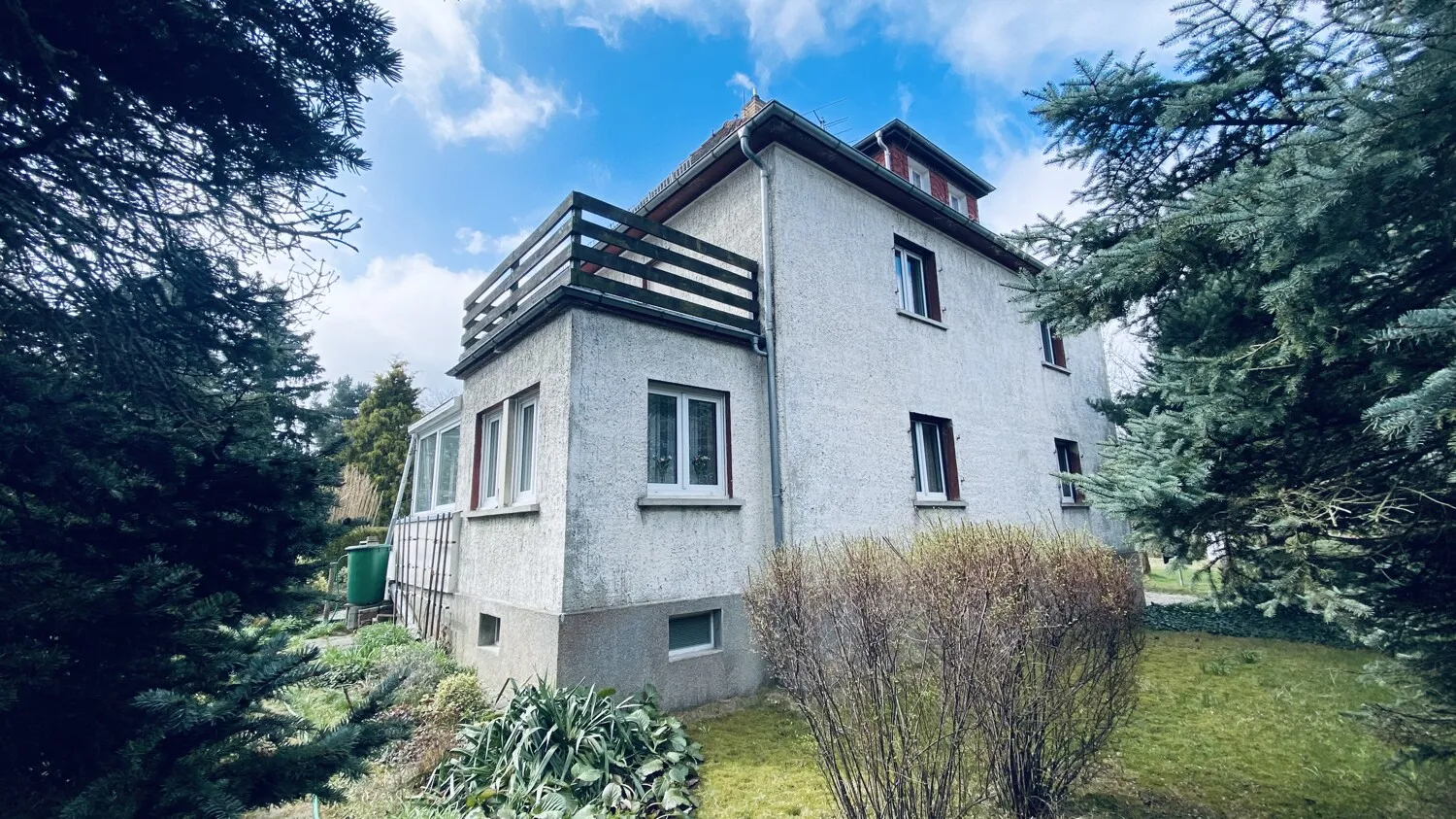 Maison bifamiliale avec un grand terrain