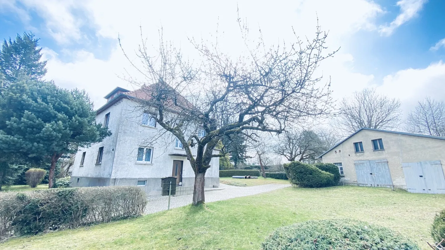 Maison bifamiliale avec un grand terrain