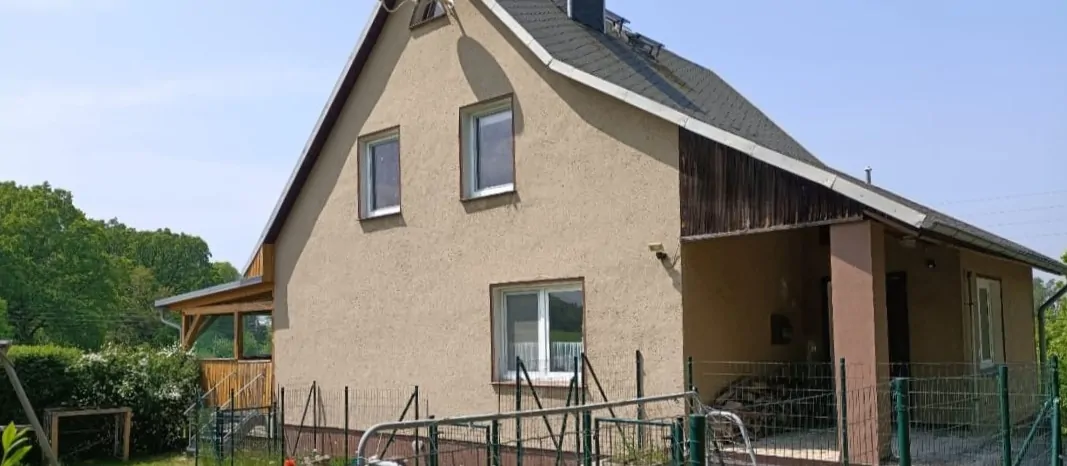 Einfamilienhaus mit Blick ins Grüne und großzügiger Terrasse