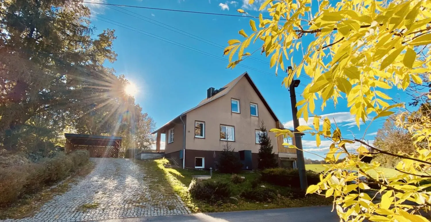 Einfamilienhaus mit Blick ins Grüne und großzügiger Terrasse