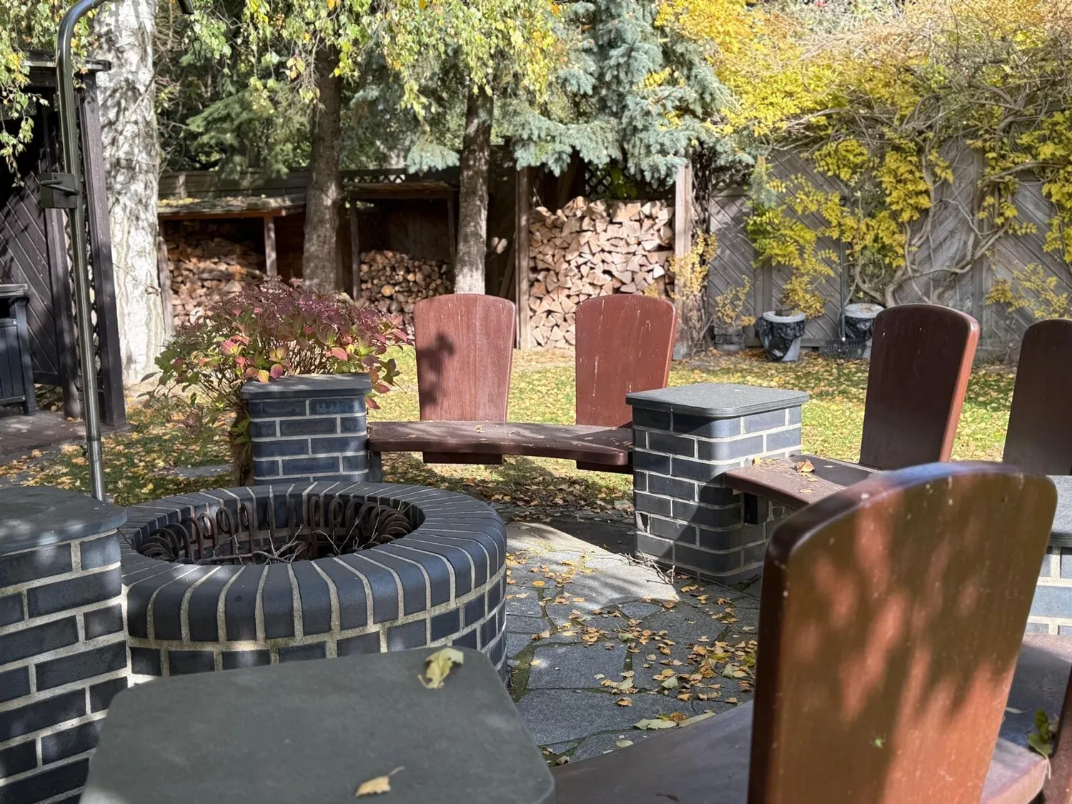 Modernes Einfamilienhaus mit Nebengebäude in Stauseenähe