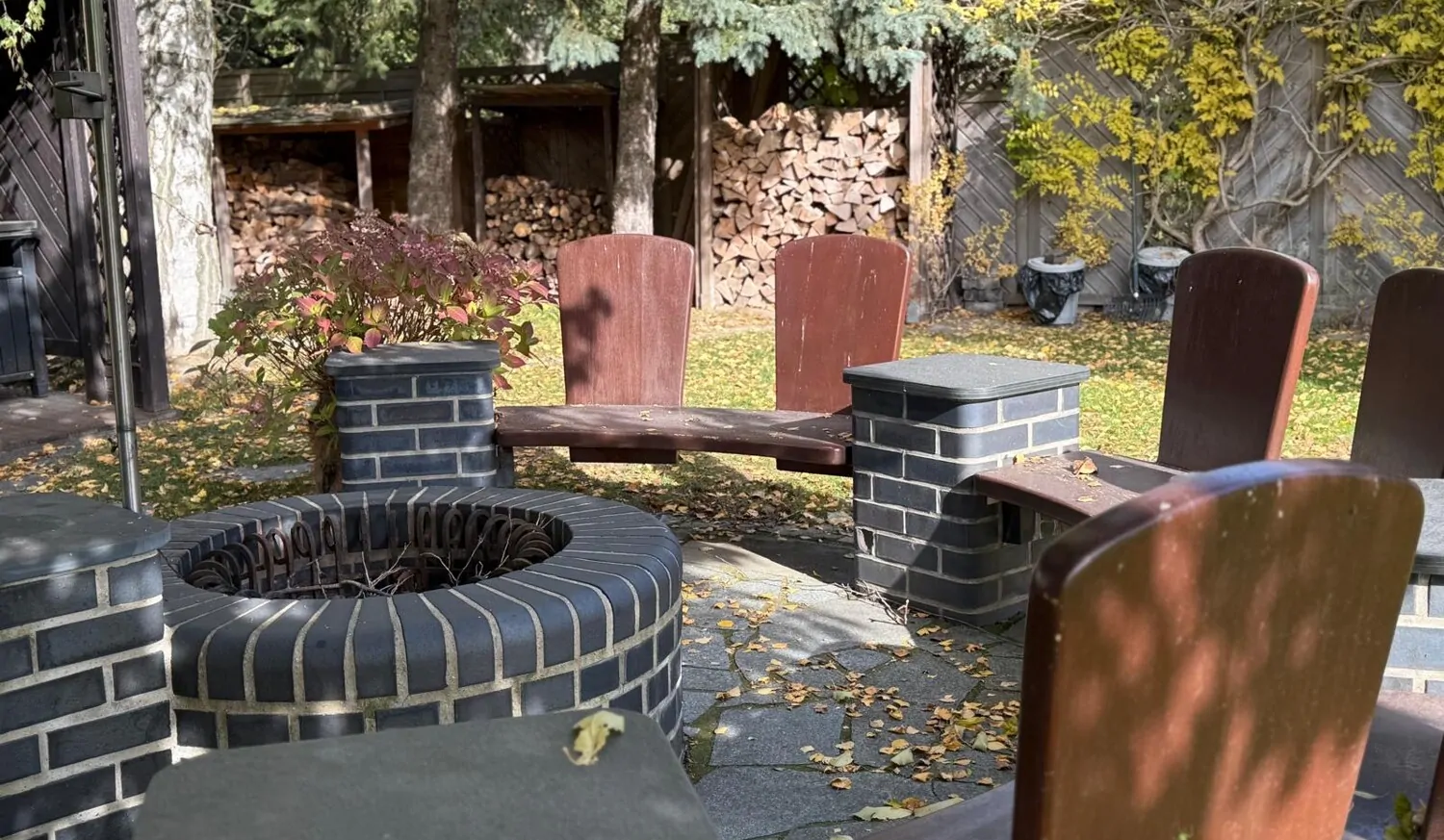 Modernes Einfamilienhaus mit Nebengebäude in Stauseenähe