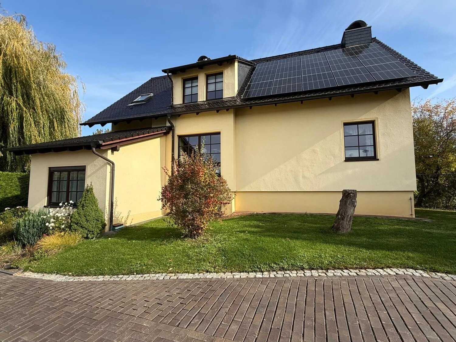 Modernes Einfamilienhaus mit Nebengebäude in Stauseenähe