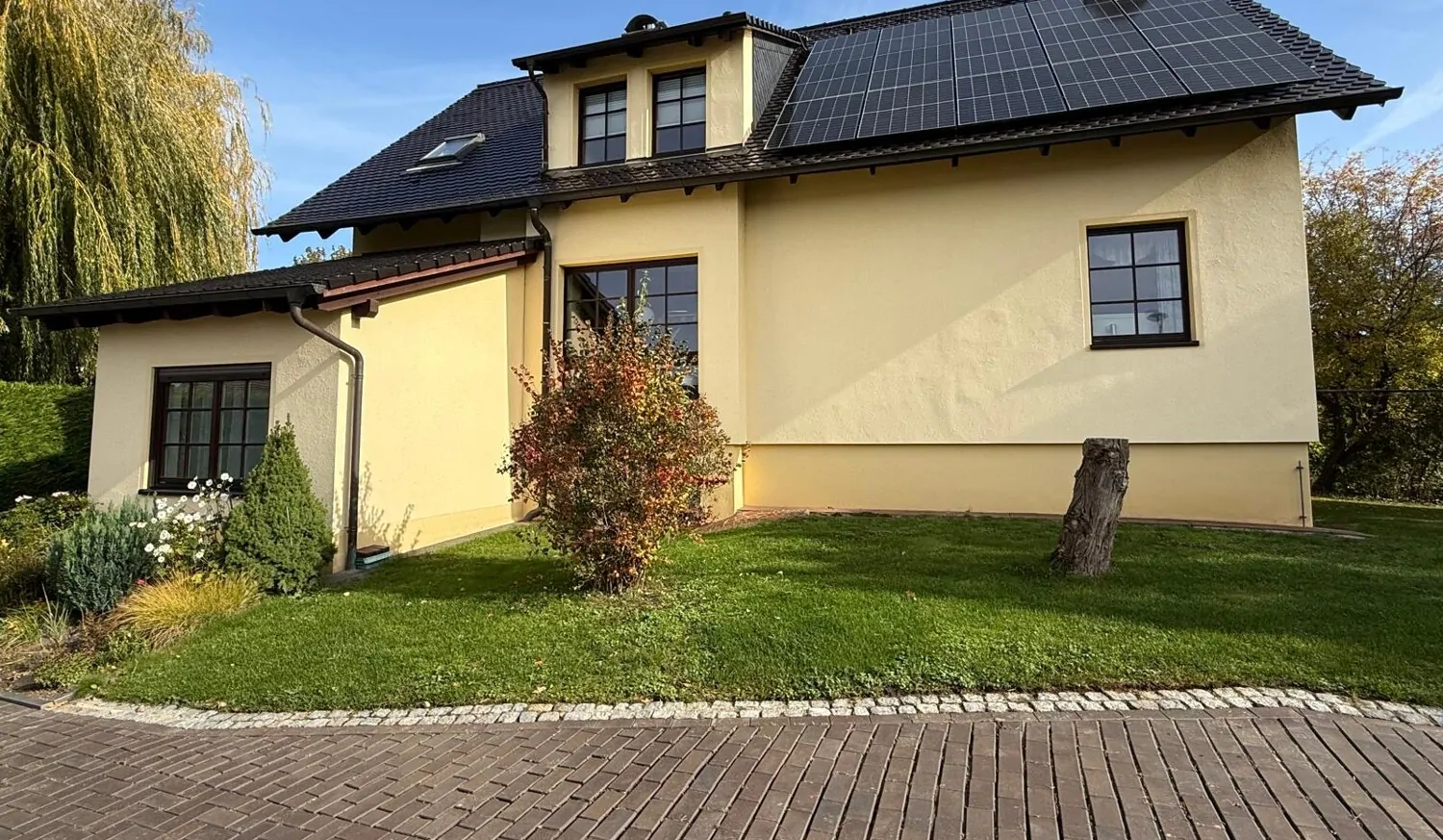 Modernes Einfamilienhaus mit Nebengebäude in Stauseenähe