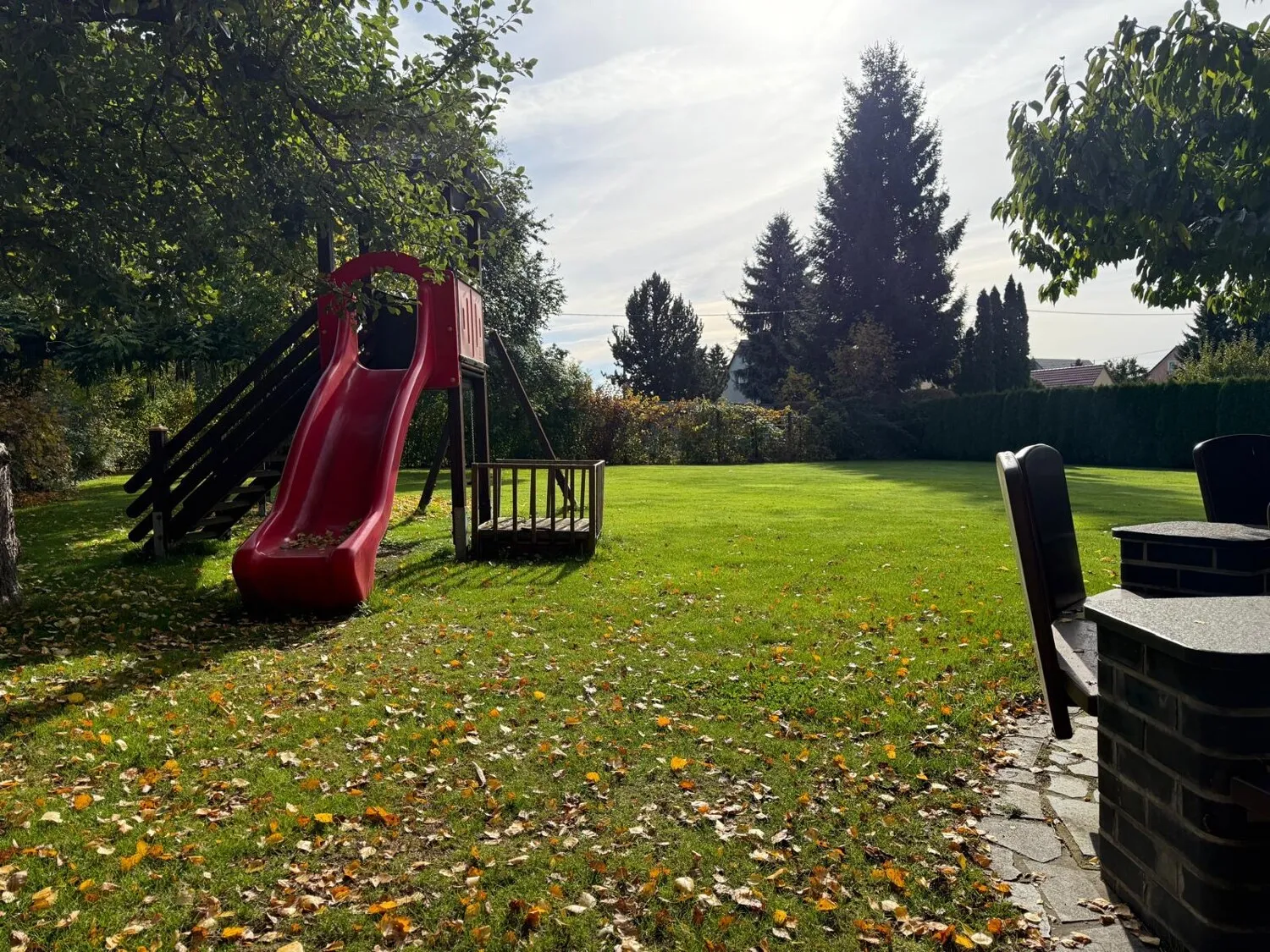 Modernes Einfamilienhaus mit Nebengebäude in Stauseenähe
