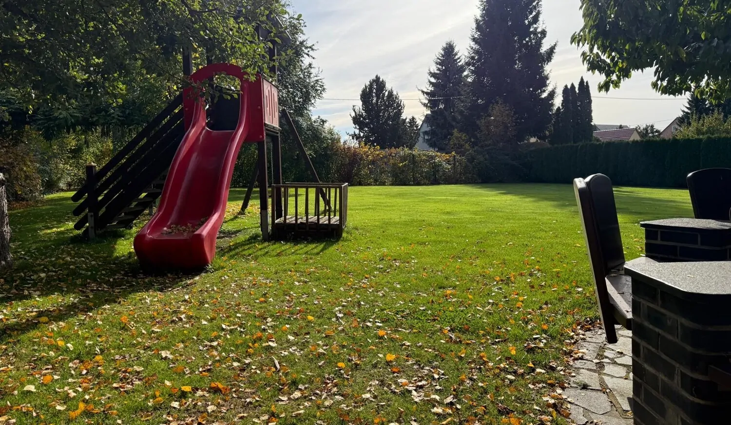 Modernes Einfamilienhaus mit Nebengebäude in Stauseenähe