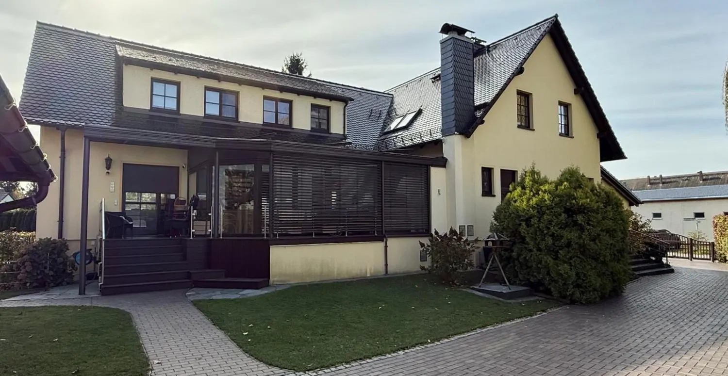 Modernes Einfamilienhaus mit Nebengebäude in Stauseenähe