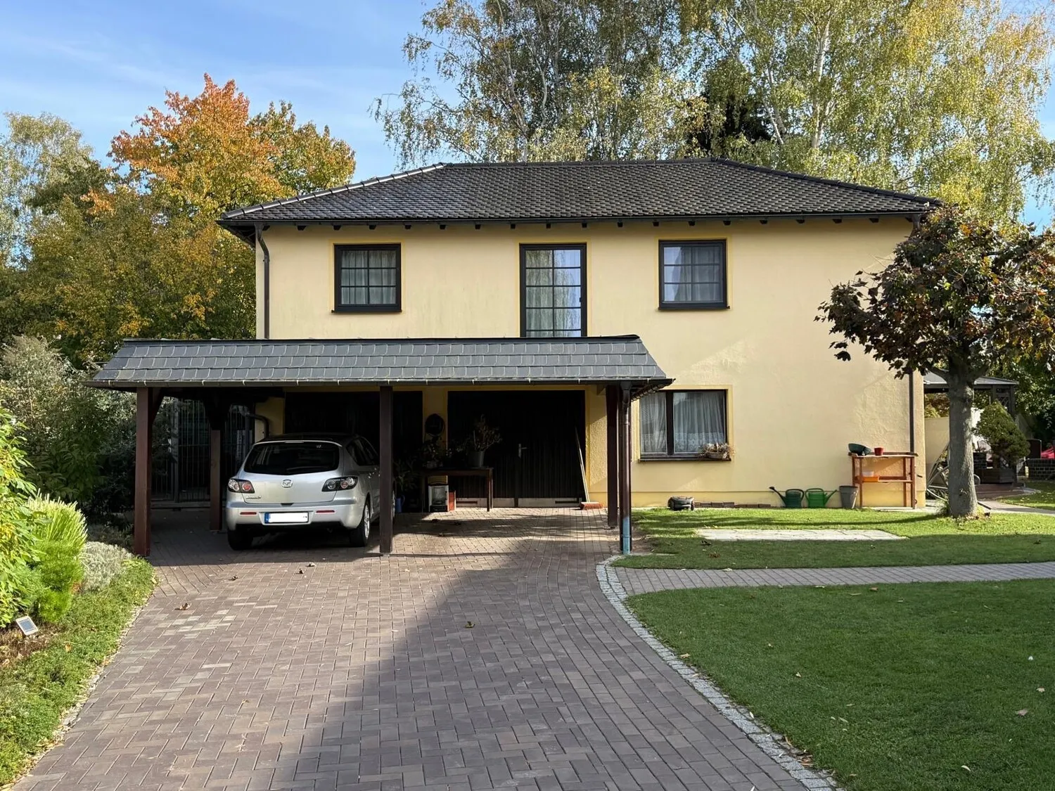 Modernes Einfamilienhaus mit Nebengebäude in Stauseenähe