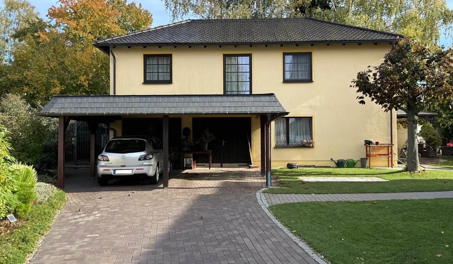 Modernes Einfamilienhaus mit Nebengebäude in Stauseenähe