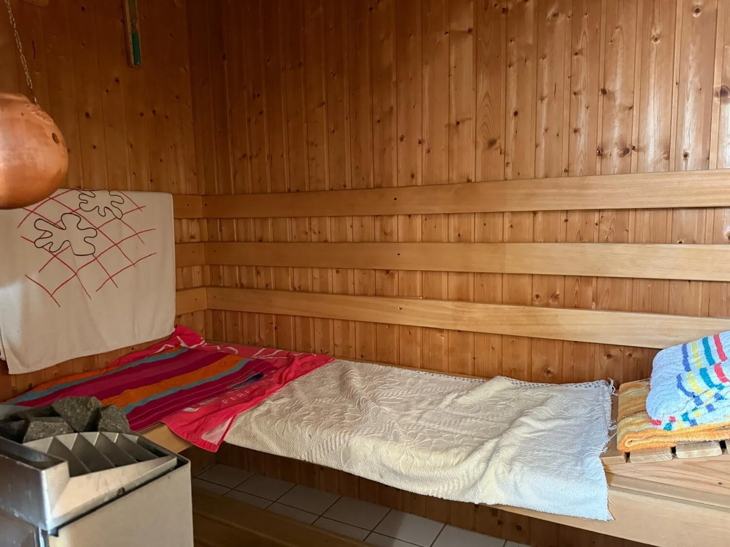 Modernes Einfamilienhaus mit Nebengebäude in Stauseenähe