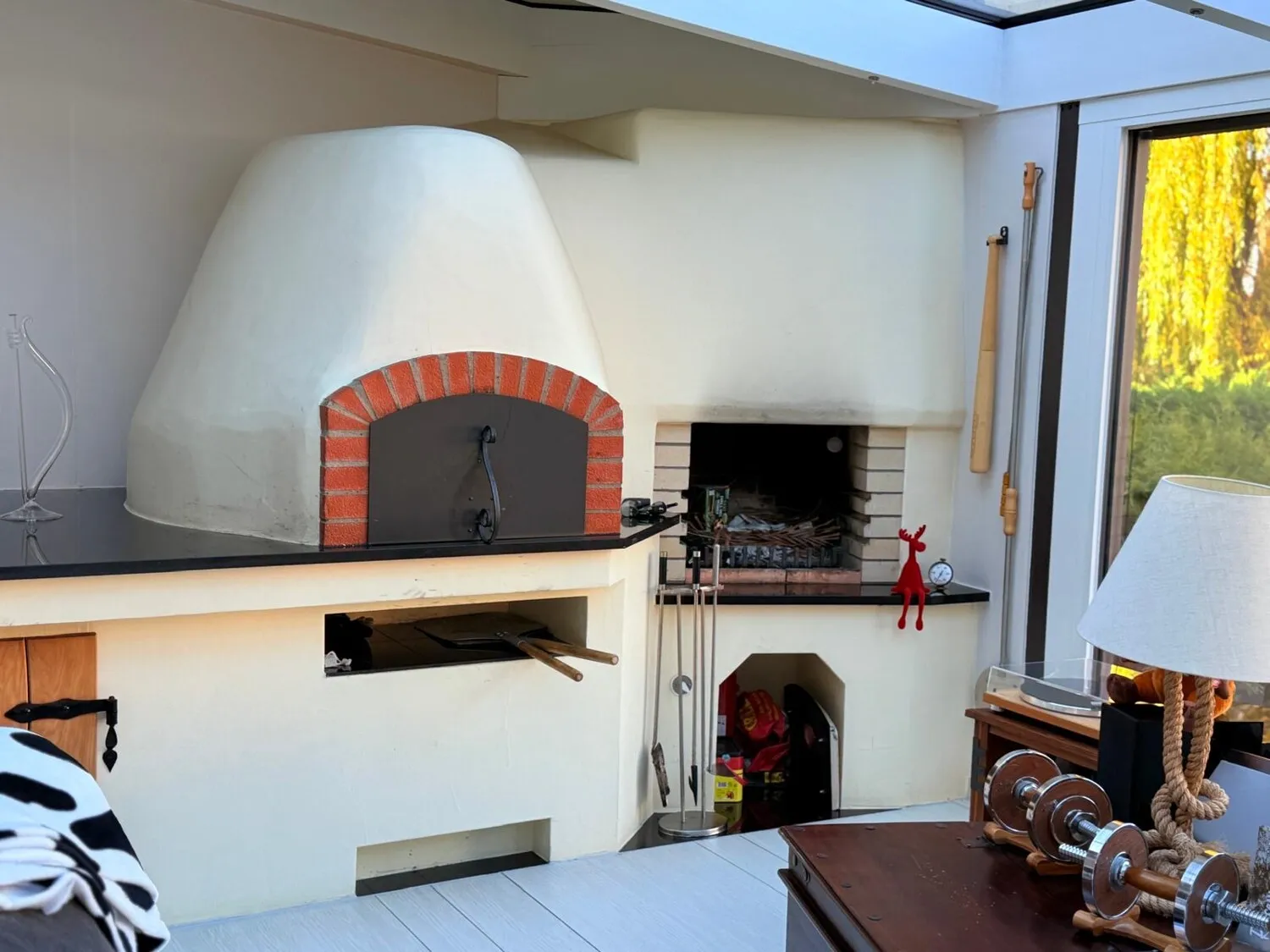 Modernes Einfamilienhaus mit Nebengebäude in Stauseenähe