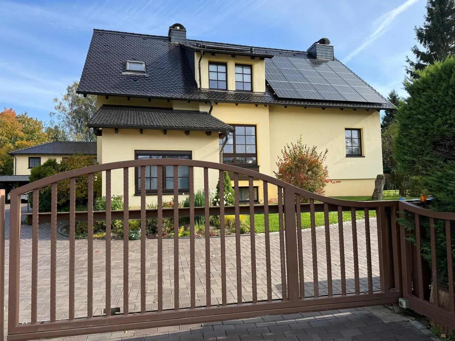 Modernes Einfamilienhaus mit Nebengebäude in Stauseenähe