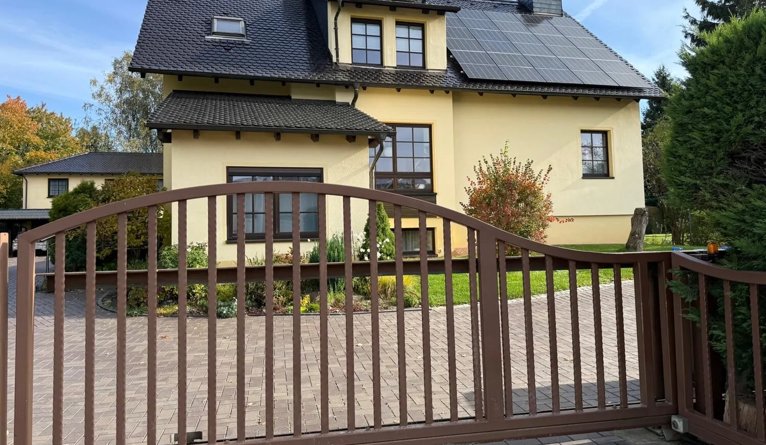 Modernes Einfamilienhaus mit Nebengebäude in Stauseenähe