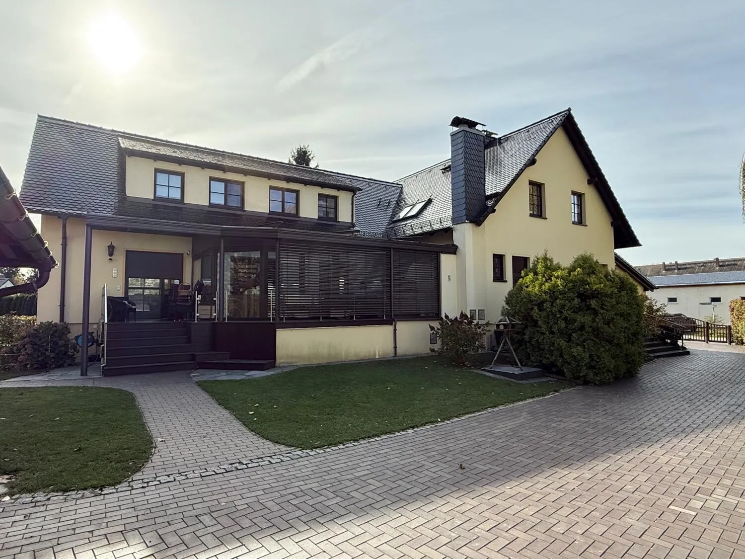 Modernes Einfamilienhaus mit Nebengebäude in Stauseenähe