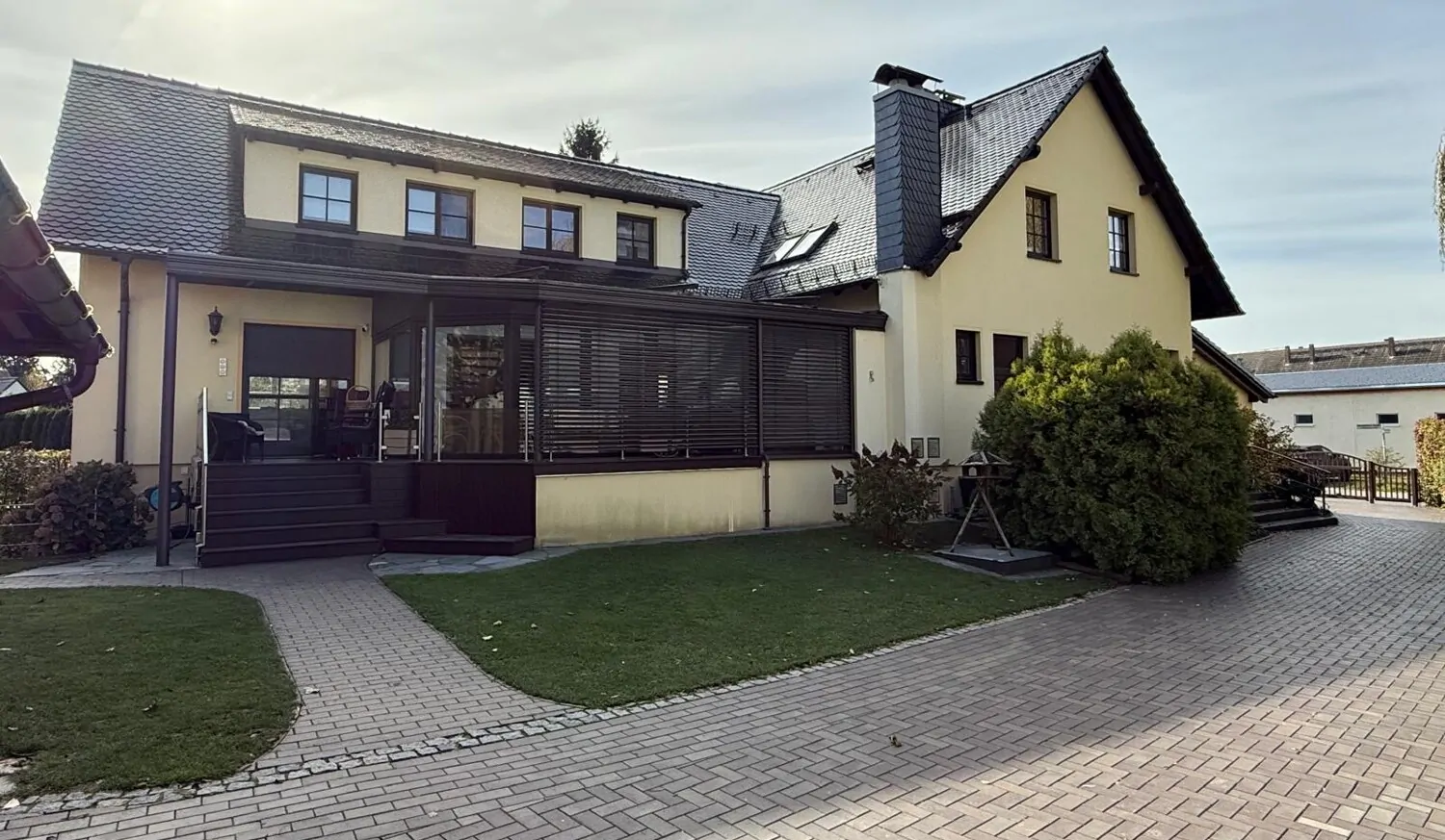 Modernes Einfamilienhaus mit Nebengebäude in Stauseenähe