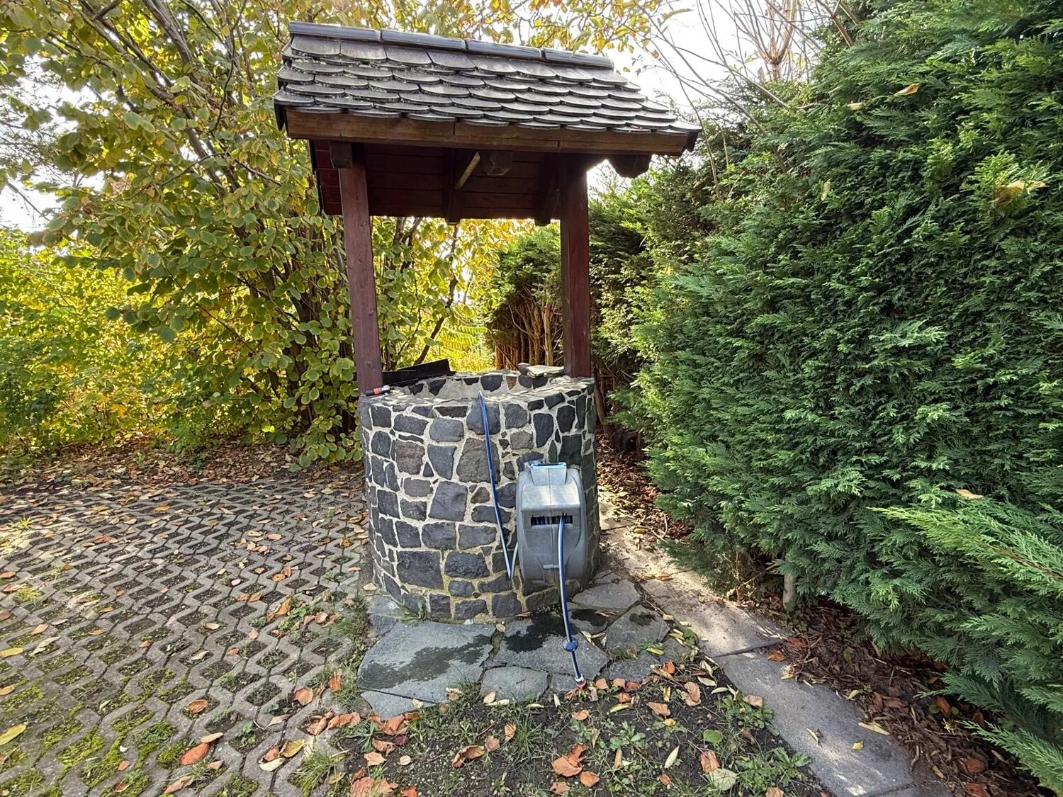 Modernes Einfamilienhaus mit Nebengebäude in Stauseenähe