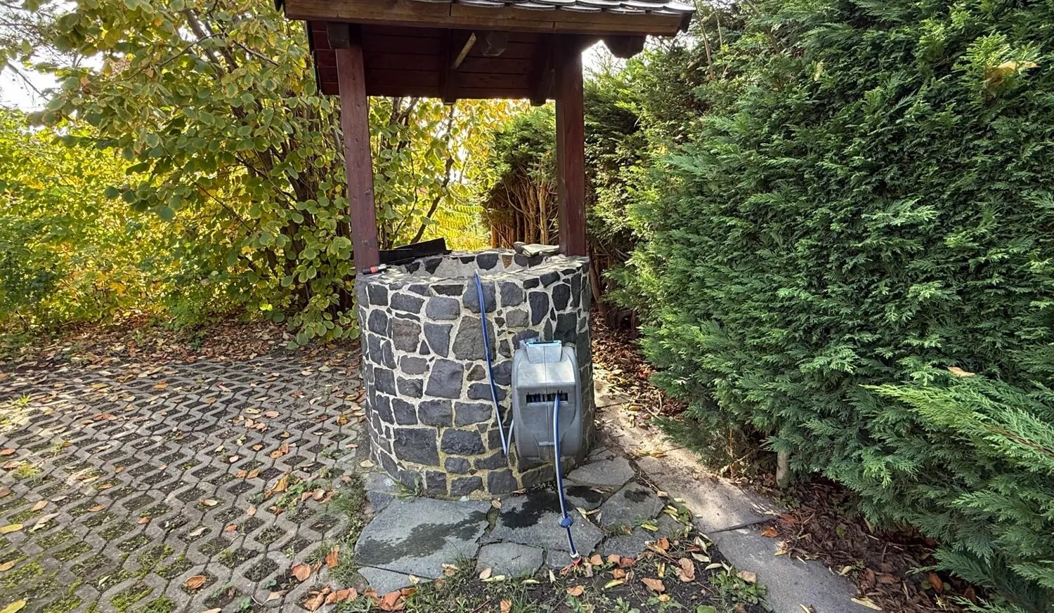 Modernes Einfamilienhaus mit Nebengebäude in Stauseenähe