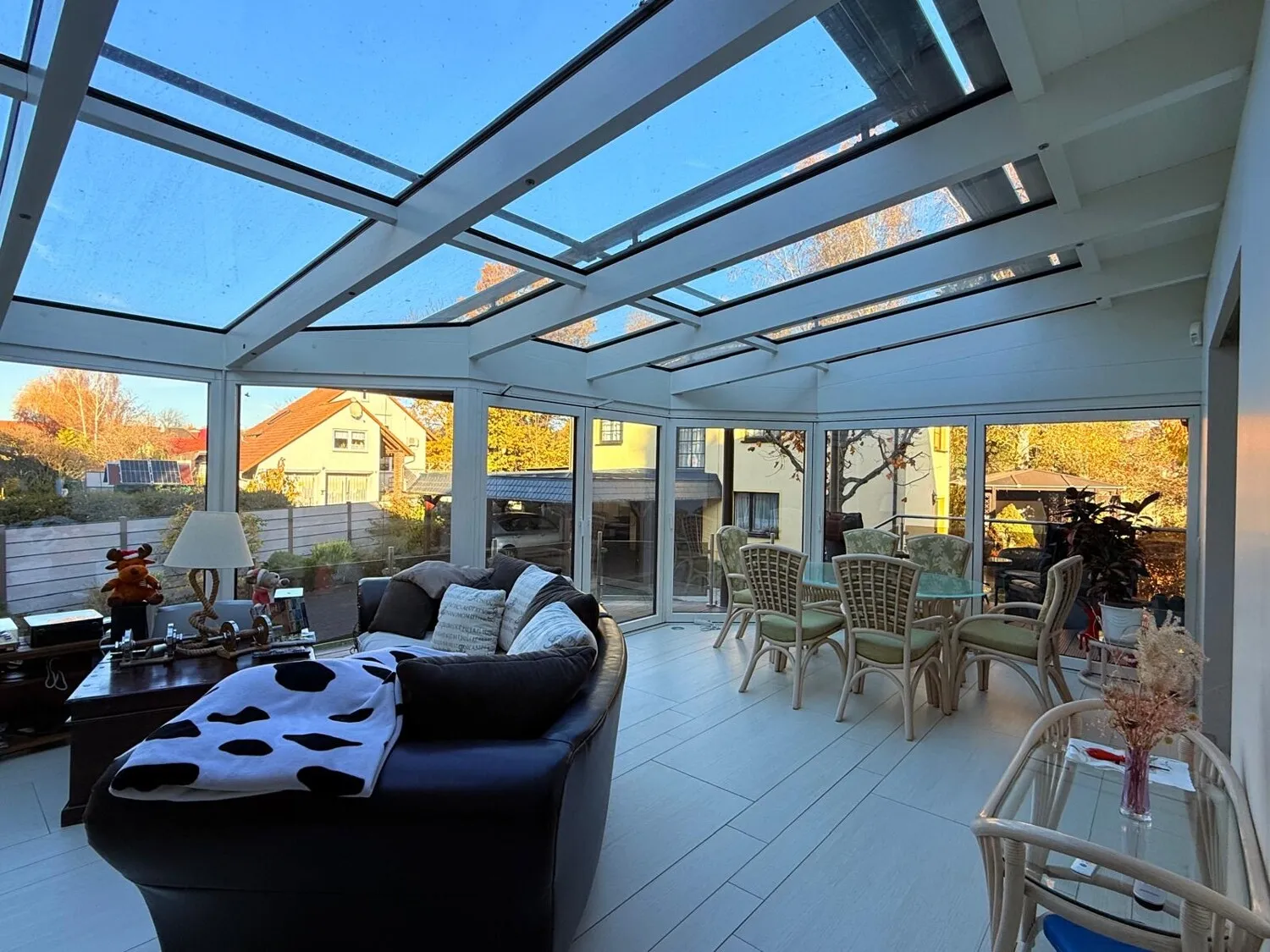 Modernes Einfamilienhaus mit Nebengebäude in Stauseenähe