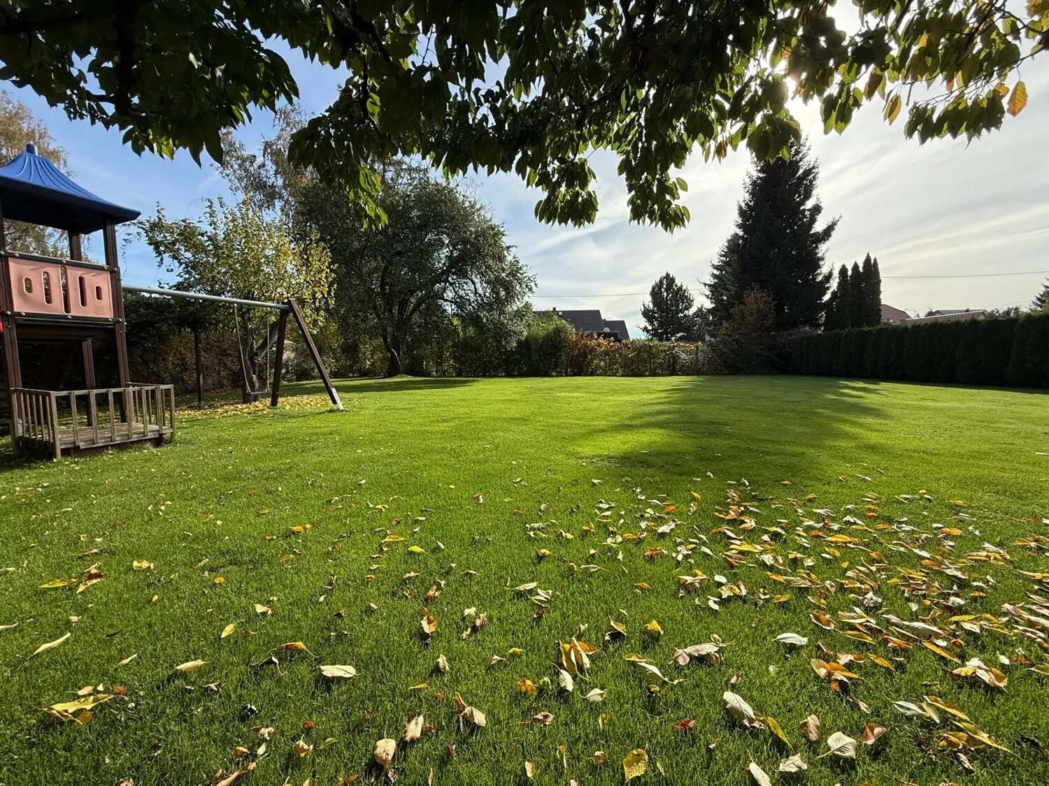 Modernes Einfamilienhaus mit Nebengebäude in Stauseenähe