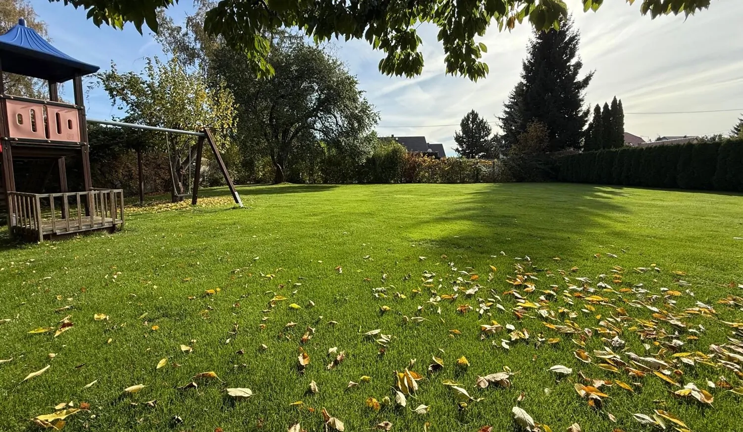 Modernes Einfamilienhaus mit Nebengebäude in Stauseenähe