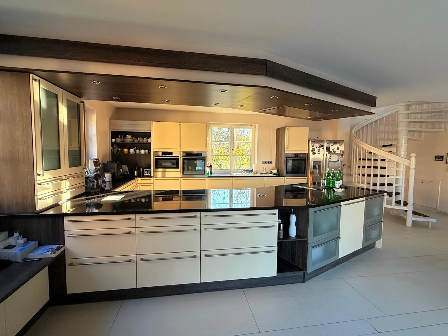 Modernes Einfamilienhaus mit Nebengebäude in Stauseenähe