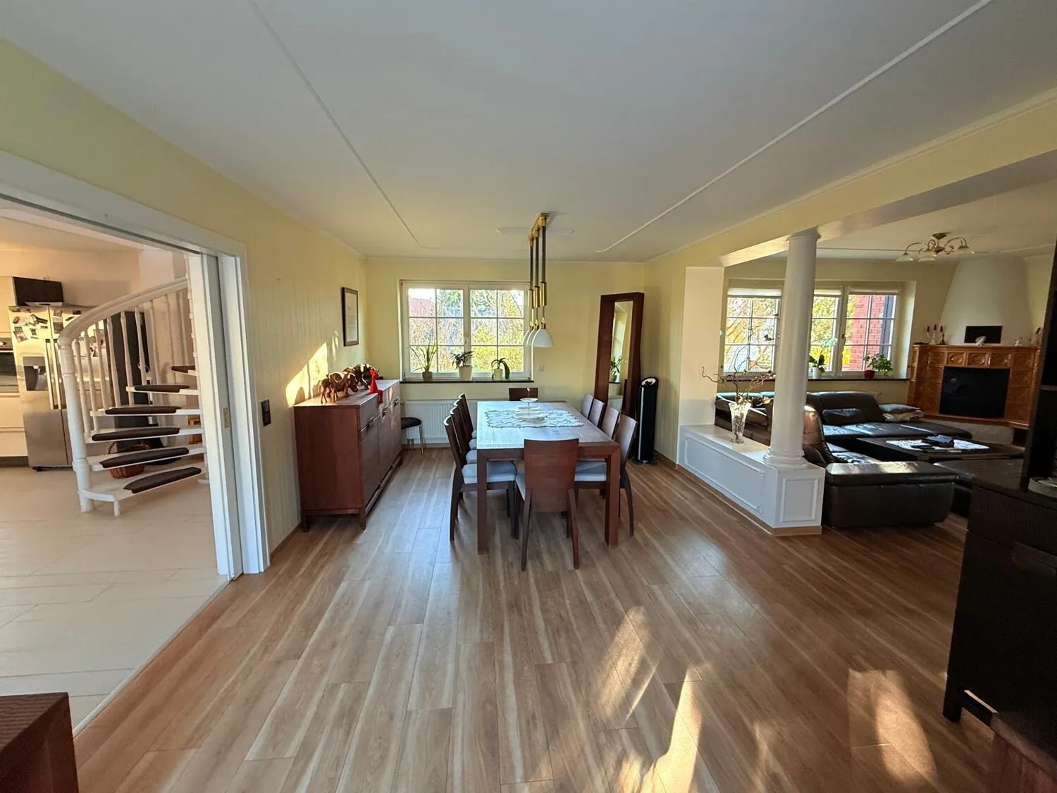 Modernes Einfamilienhaus mit Nebengebäude in Stauseenähe