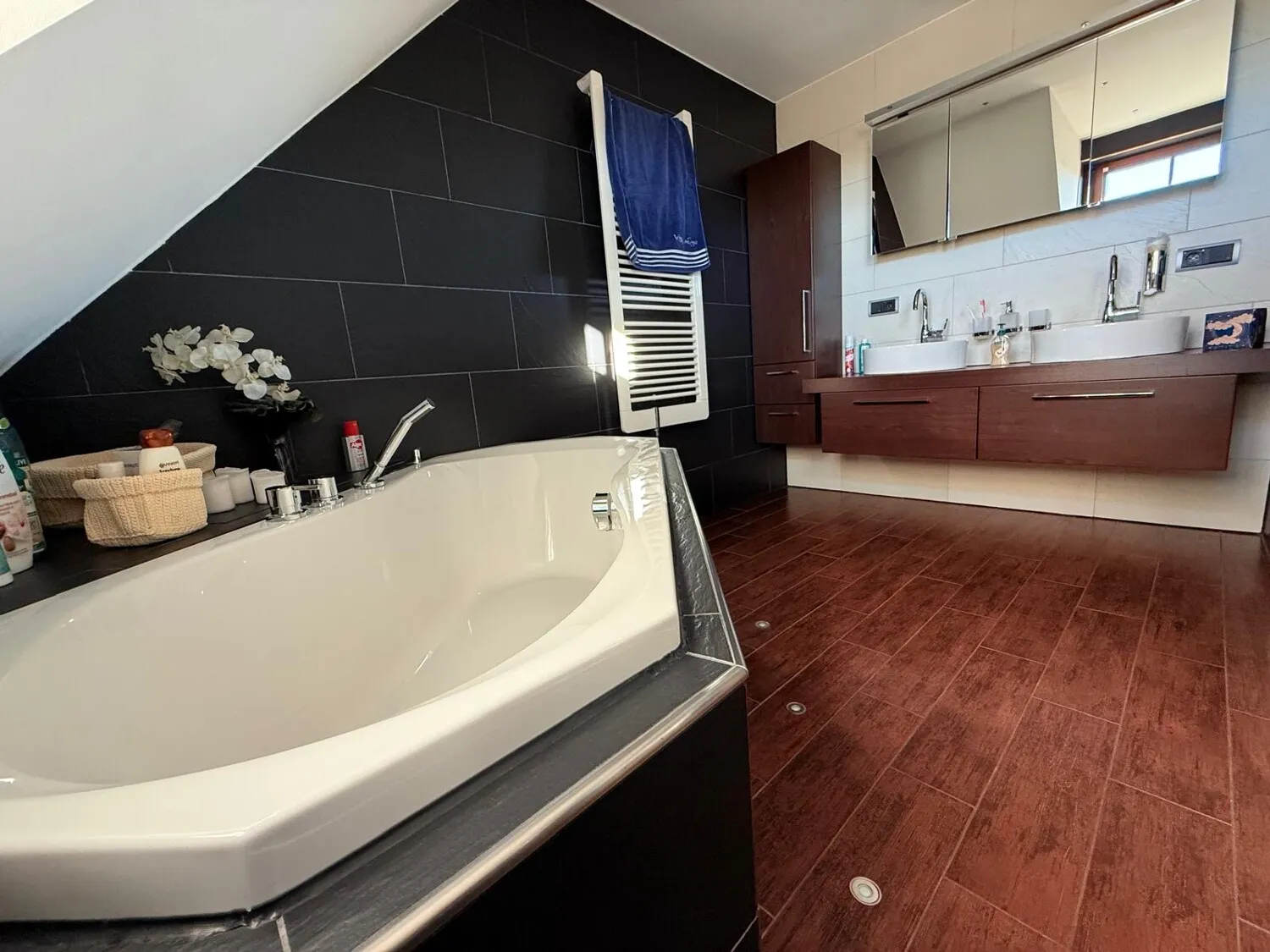 Modernes Einfamilienhaus mit Nebengebäude in Stauseenähe