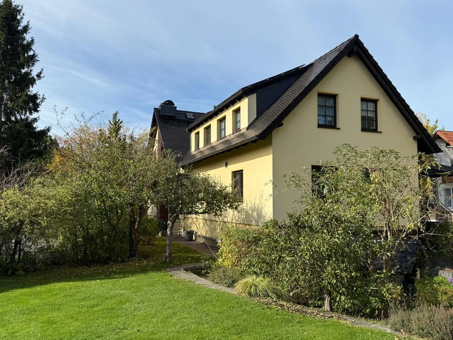 Modernes Einfamilienhaus mit Nebengebäude in Stauseenähe