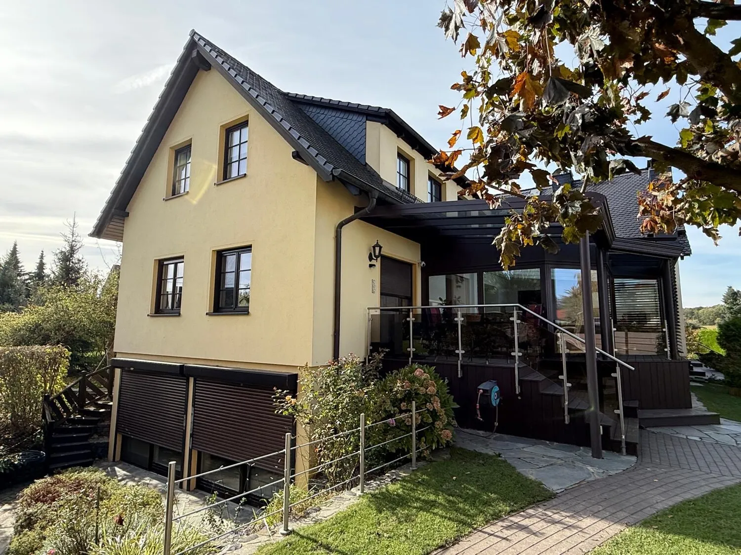 Modernes Einfamilienhaus mit Nebengebäude in Stauseenähe