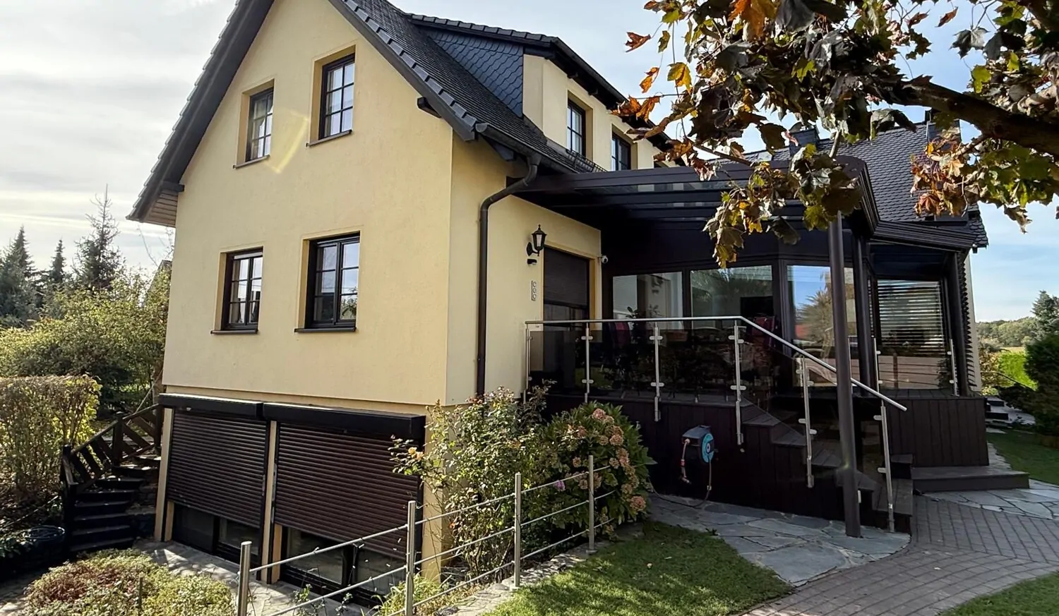 Modernes Einfamilienhaus mit Nebengebäude in Stauseenähe