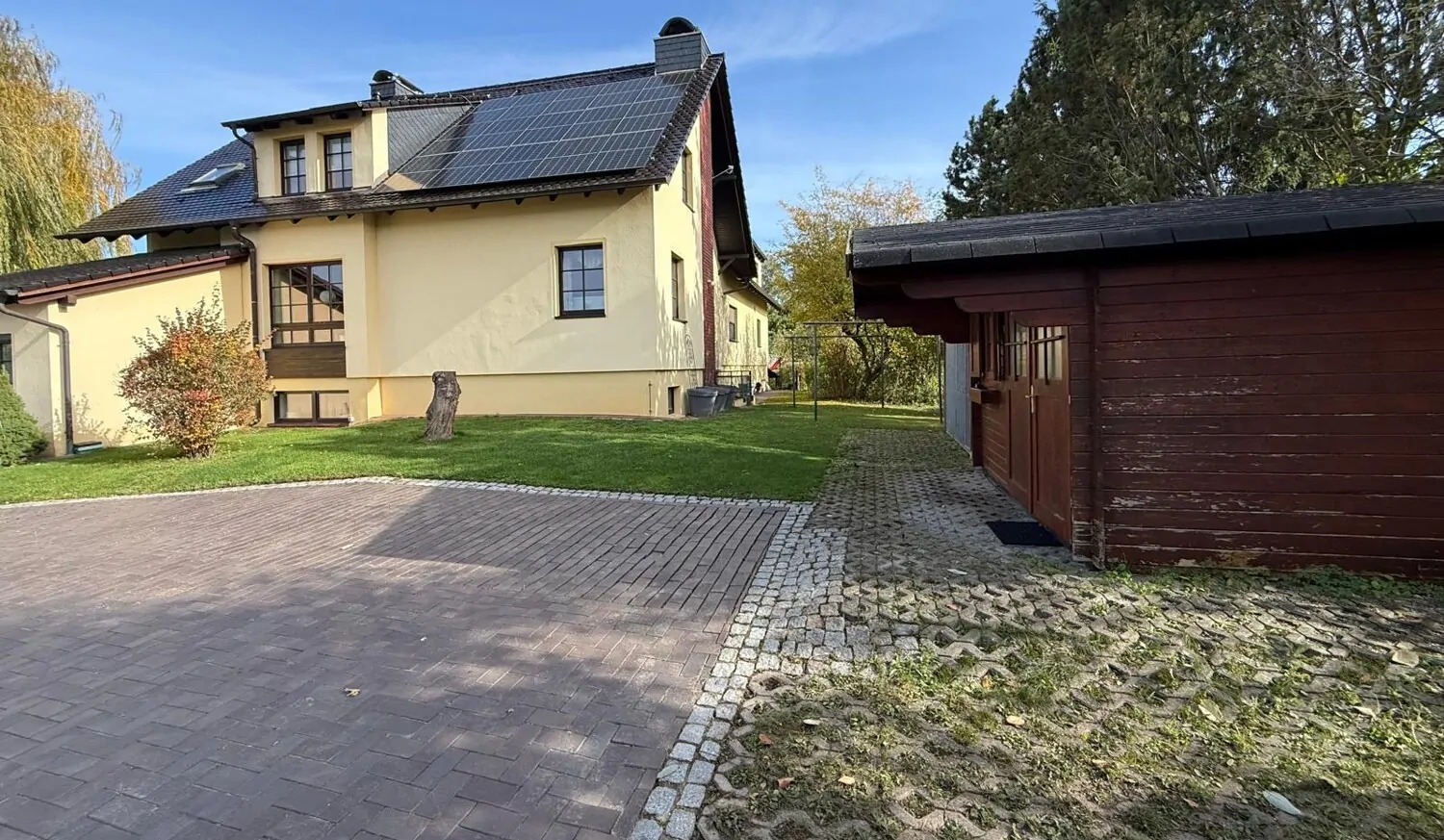 Modernes Einfamilienhaus mit Nebengebäude in Stauseenähe